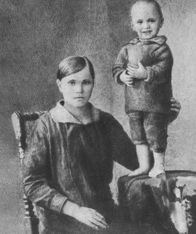 Мария Сергеевна с маленьким Василием. «'Васенька, андел мой!' — вот как она его воспитывала»
