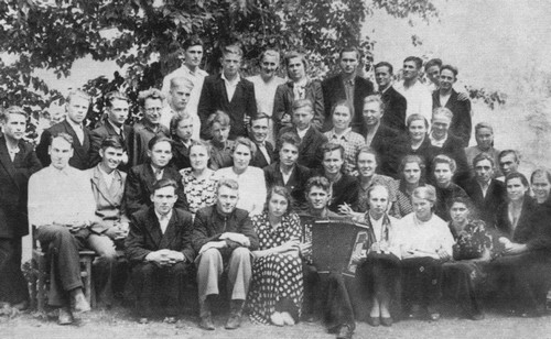 В.М. Шукшин (в верхнем ряду пятый справа) в период своего учительства в Сростках среди местной интеллигенции и активистов. «Одно время я был учителем сельской школы для взрослых. Учитель я был, честно говоря, неважнецкий»