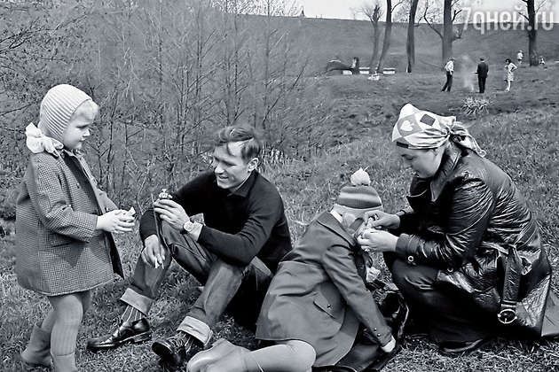Маша и я с родителями на пикнике, Бронницы, 1974 год. Фото: А. Ковтун