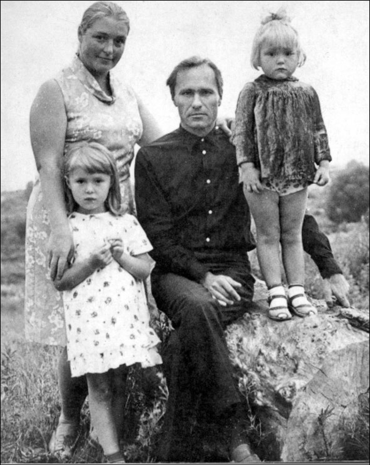 В.М. Шукшин и Л.Н. Федосеева-Шукшина с дочерьми Машей и Олей. Конец 60-х гг.