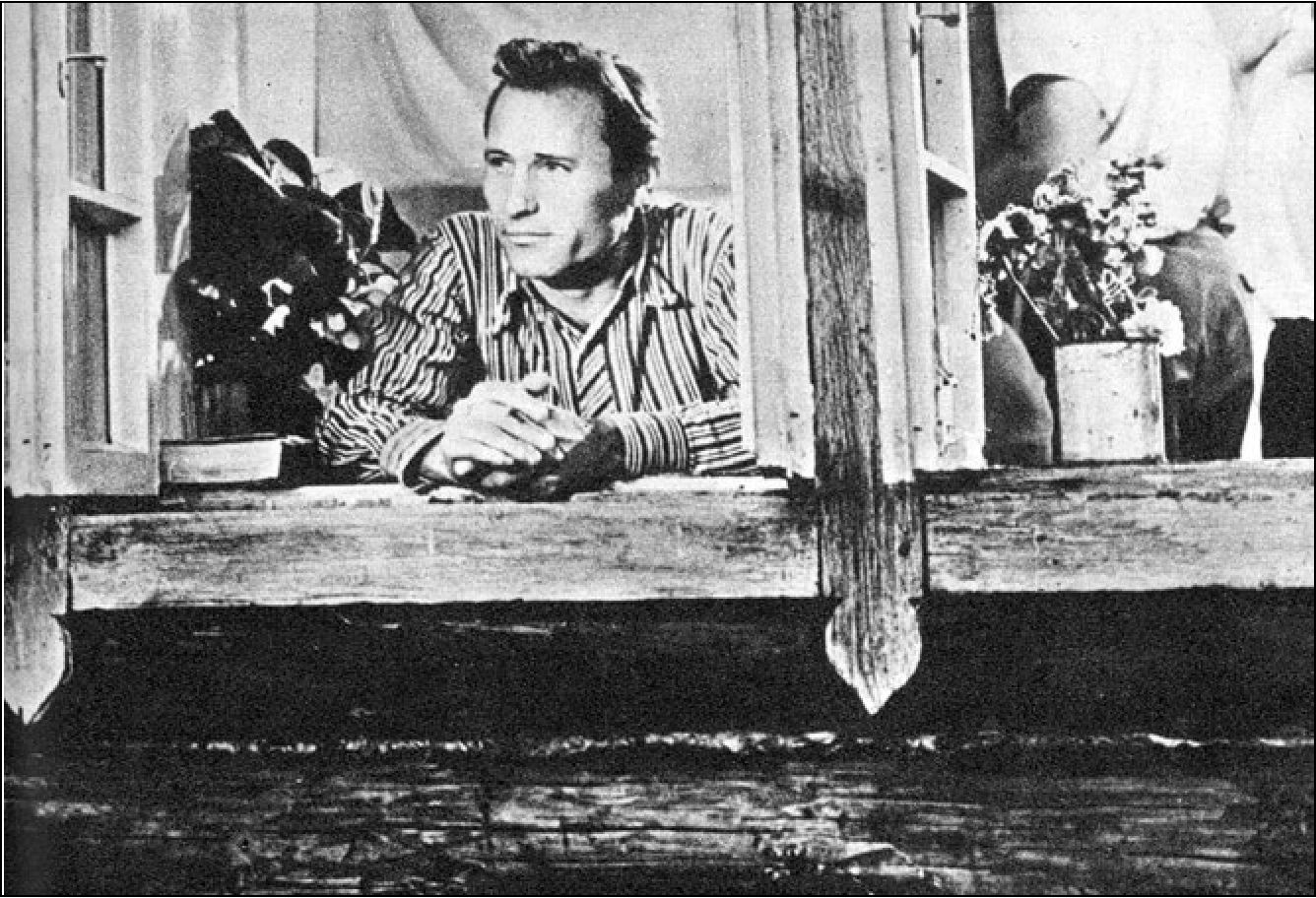 В.М. Шукшин на съемках фильма «Печки-лавочки». 1972 г.