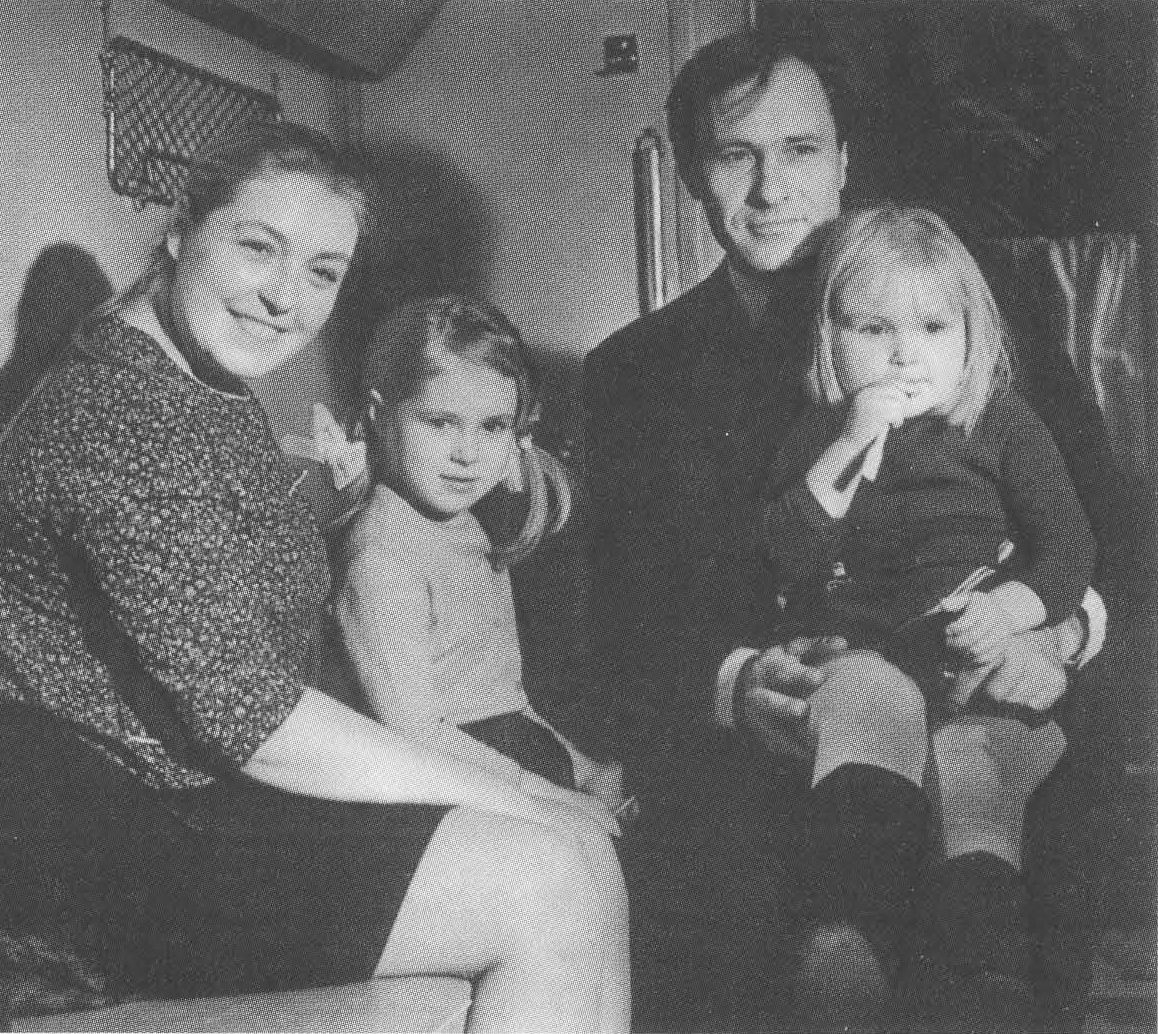 В перерыве съемок фильма «Печки-лавочки». Лидия Федосеева-Шукшина и Василий Шукшин с дочерьми — Машей (слева) и Олей (справа). 1972
