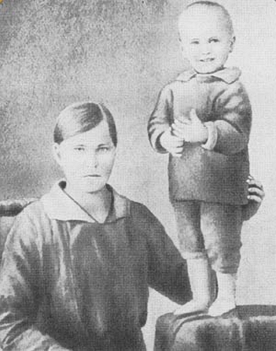 В. Шукшин с матерью