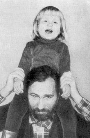 В. Шукшин с дочкой Олей. 1970 г.