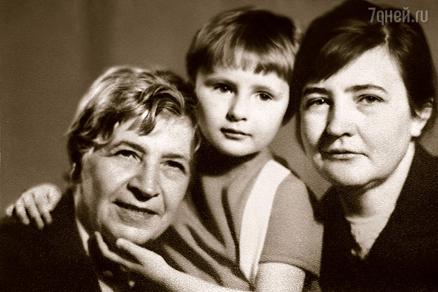 Мою бабушку Ксению Федоровну (на фото слева) боялись все: мама (справа), Шукшин, я — просто до тошноты Фото: из личного архива Е. Шукшиной