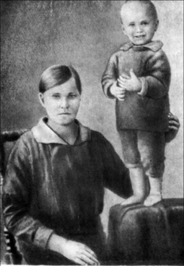 Мария Сергеевна Шукшина с трехлетним Васей. 1932 г.