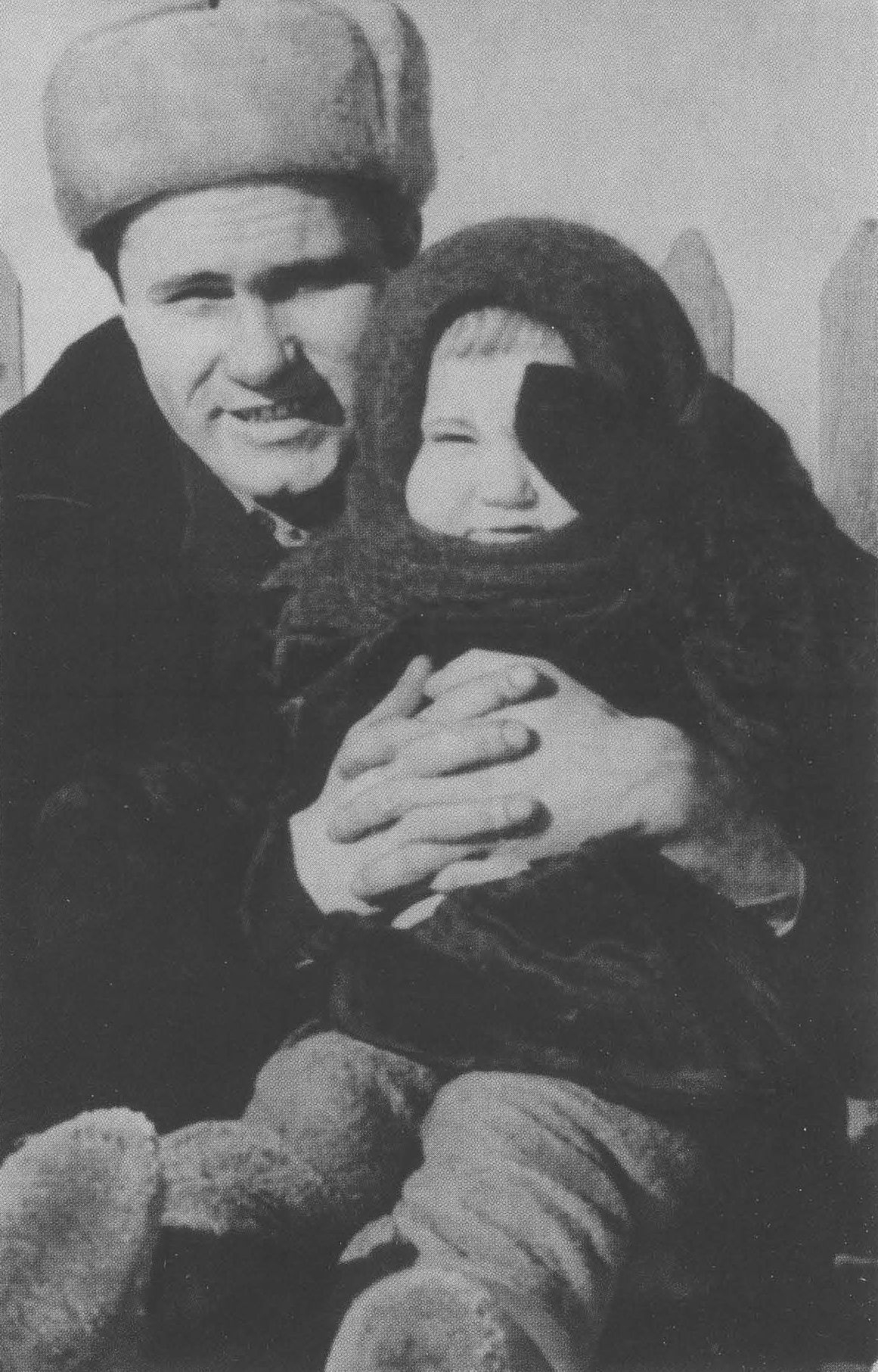 В.М. Шукшин с племянницей Надей. 1973