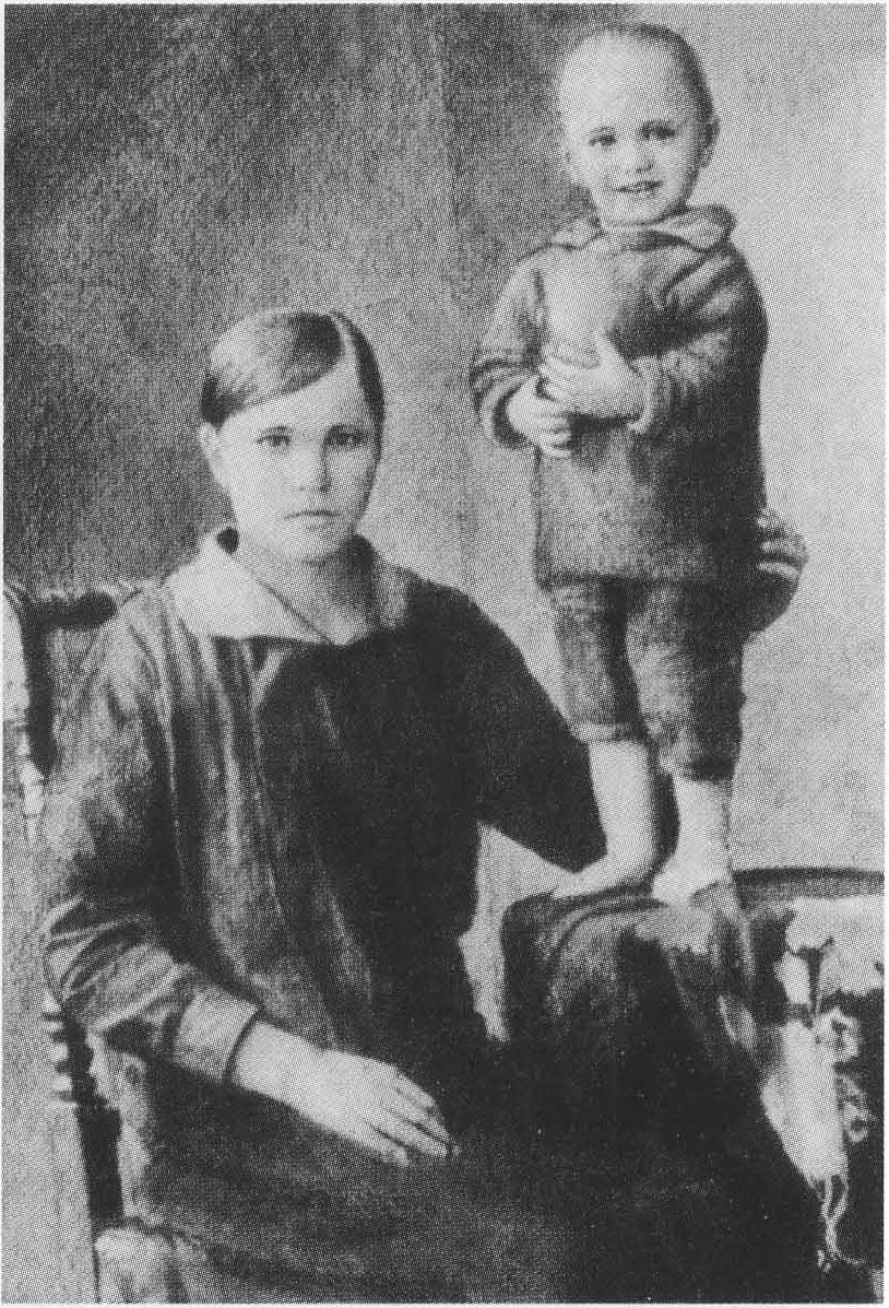М.С. Шукшина с сыном Василием. 1932